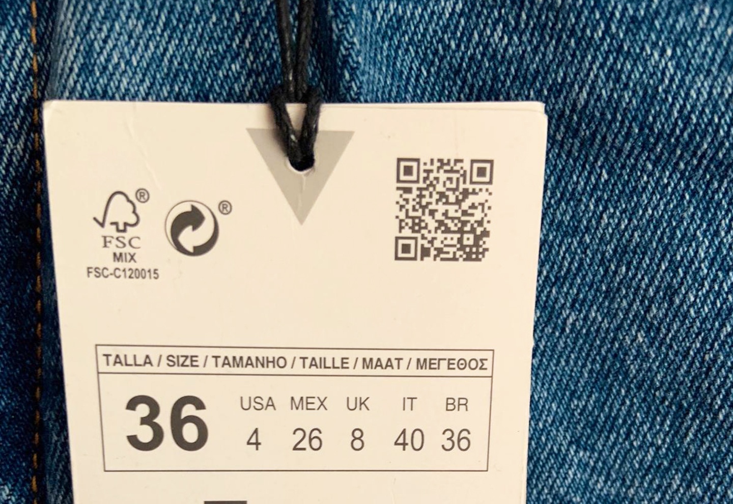 Bi mat ben trong mac quan ao cua Zara hinh anh