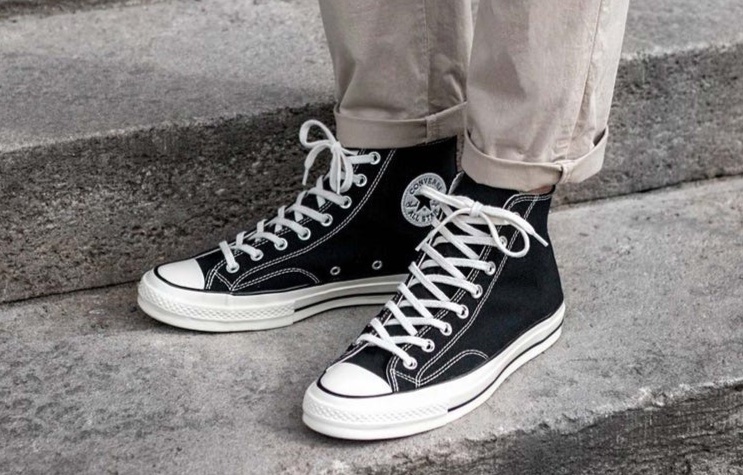5 mau giay sneakers khong bao gio loi mot hinh anh