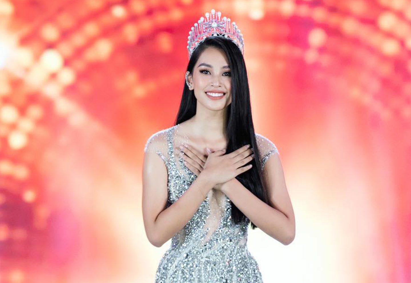 'Hoa hau khong phai chi biet mac dep' hinh anh