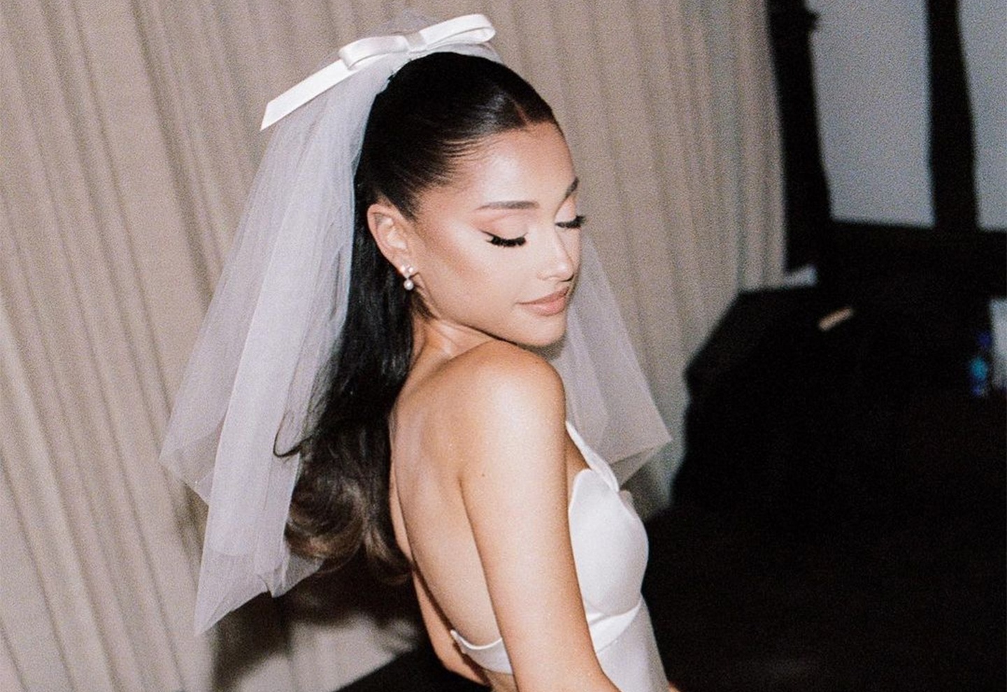 Vera Wang may vay cuoi xe nguc cho Ariana Grande hinh anh