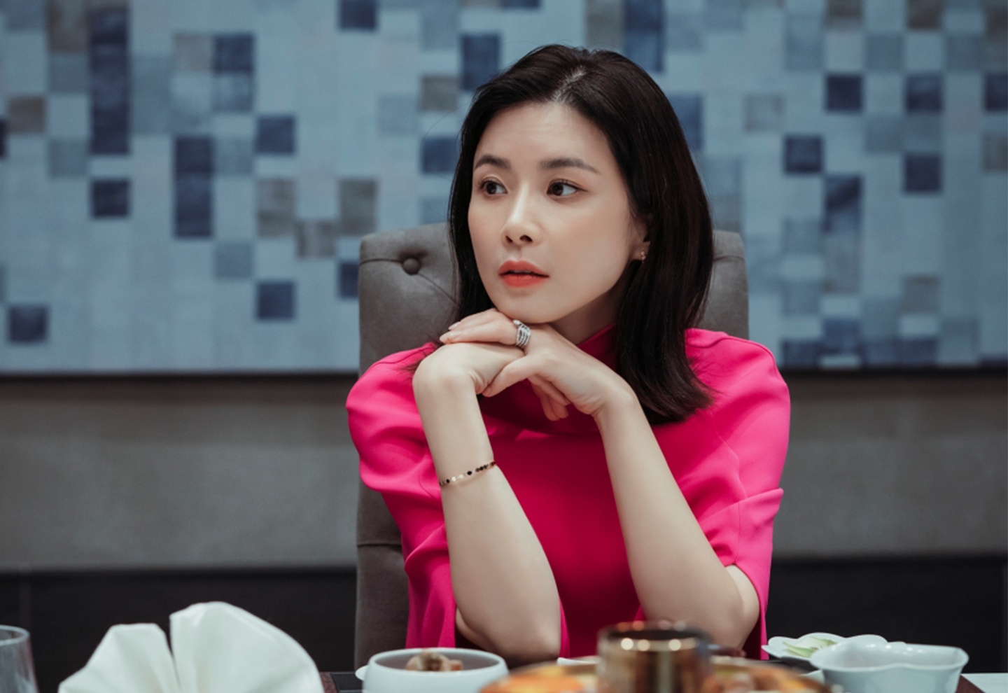 Boc gia loat do hieu dat do trong phim 'Mine' hinh anh