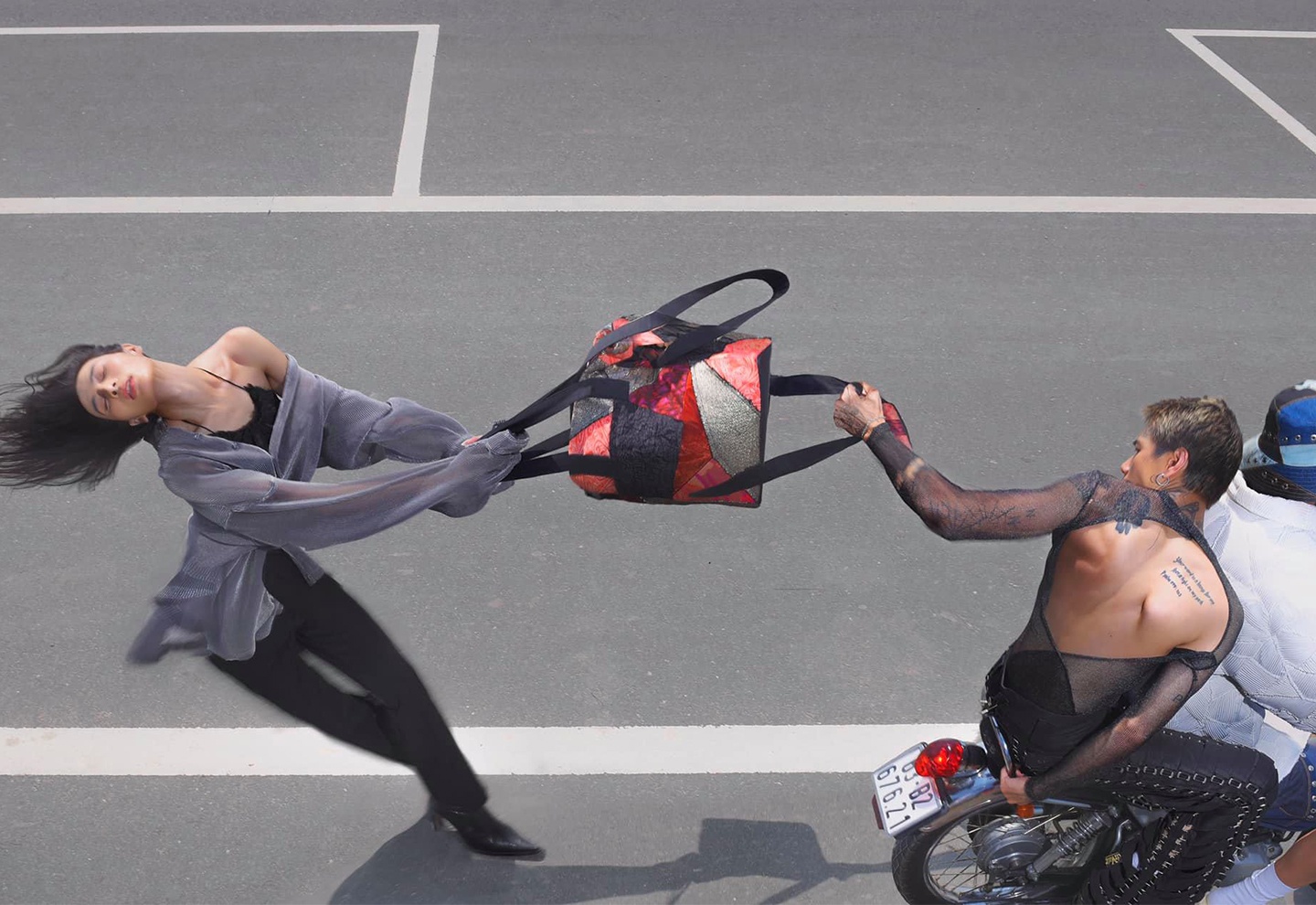 Bo anh thoi trang dan canh cuop giat o TP.HCM bi chi trich hinh anh