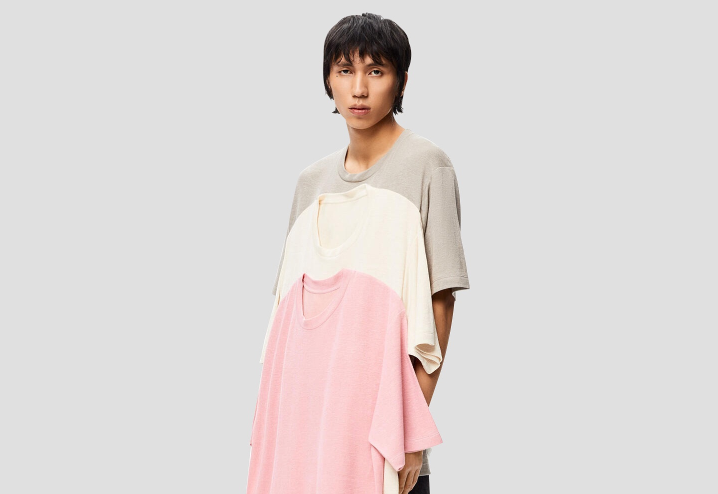 LOEWE ban ao thun '3 trong 1' voi gia 1.450 USD hinh anh