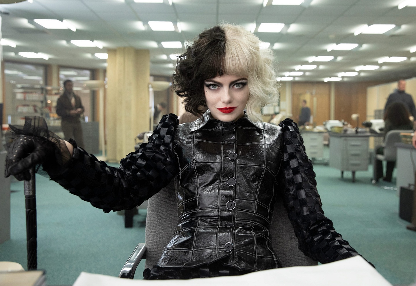 Dang sau nhung bo canh thoi trang doc dao trong phim 'Cruella' hinh anh