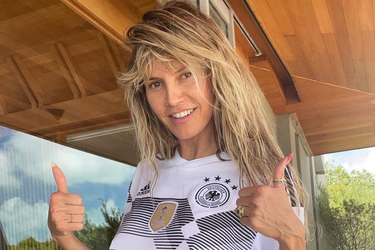 Heidi Klum cat ao dau cua tuyen Duc thanh crop top hinh anh