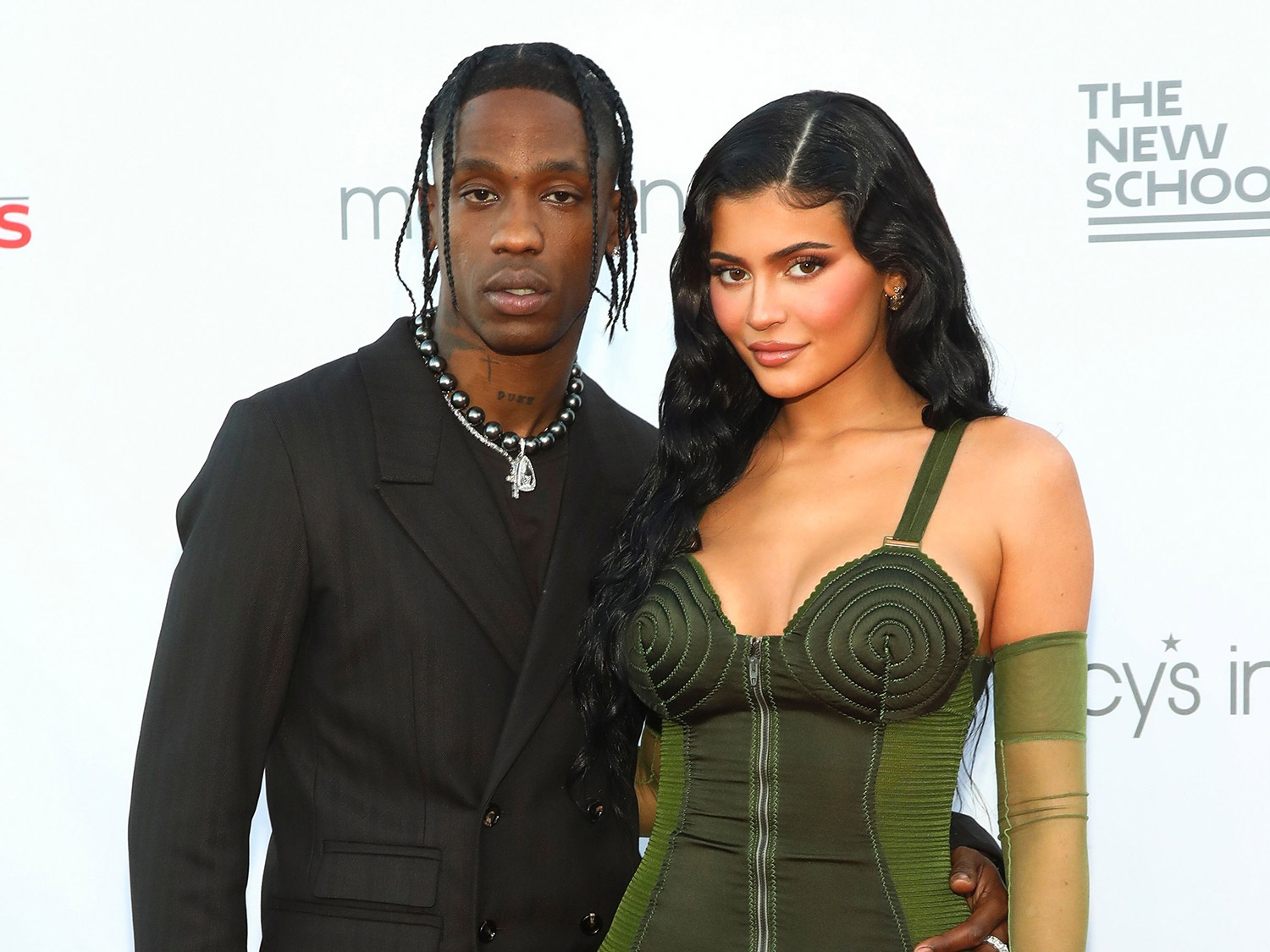 Kylie Jenner va Travis Scott mac gi khi xuat hien ben nhau? hinh anh