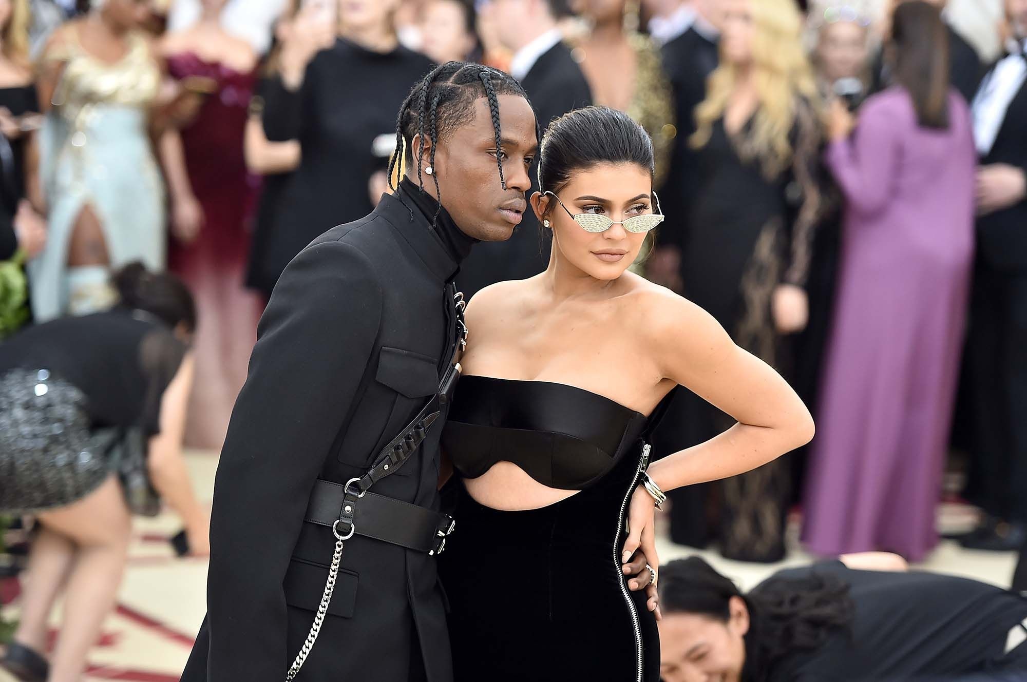 Thoi trang Kylie Jenner va Travis Scott anh 2