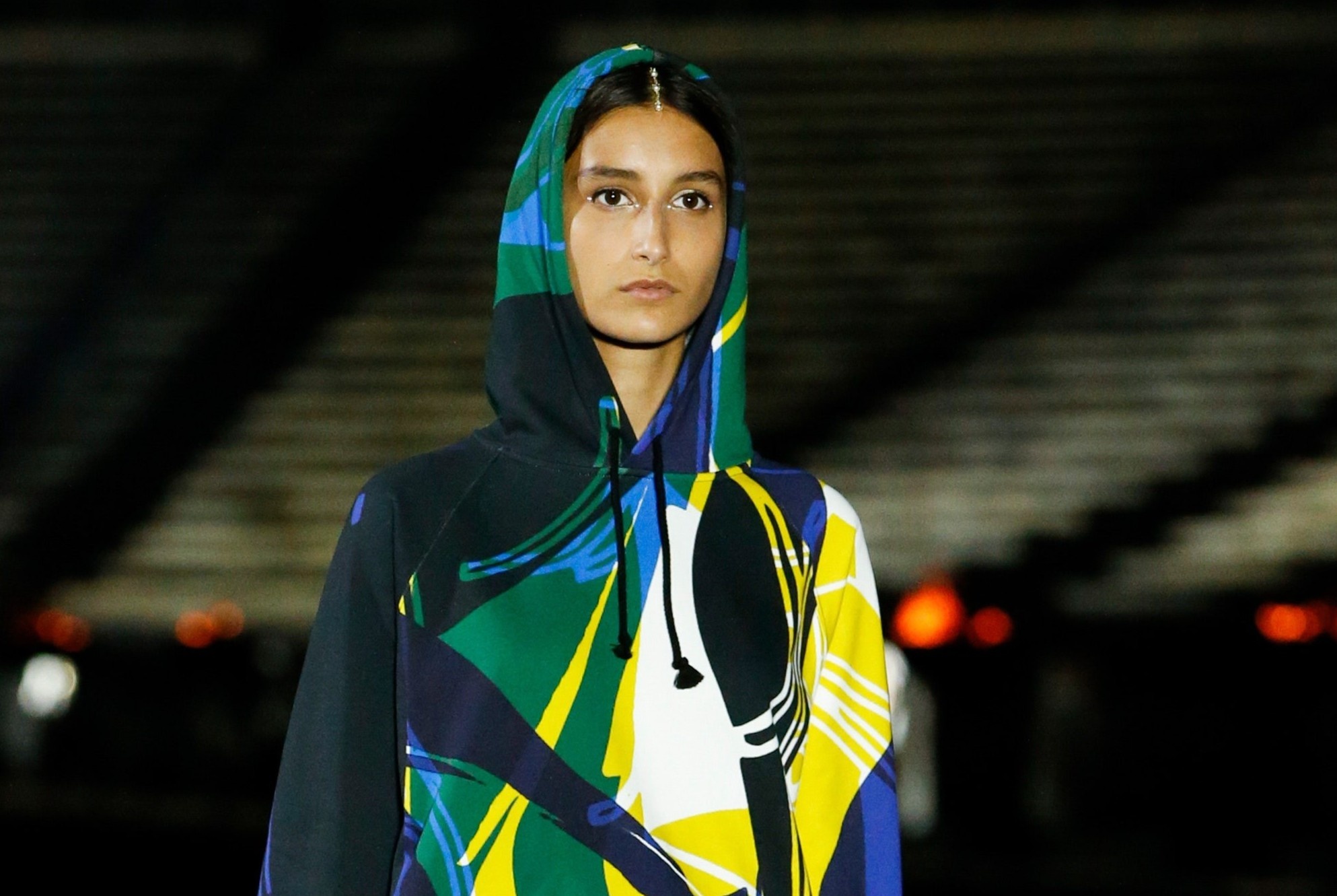 Dior, Louis Vuitton khac biet trong show thoi trang Cruise 2022 hinh anh