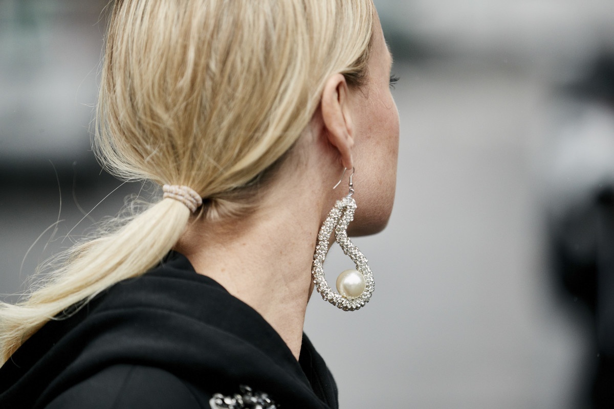 Tranh cai ve viec deo khuyen tai co dem nhua hinh anh