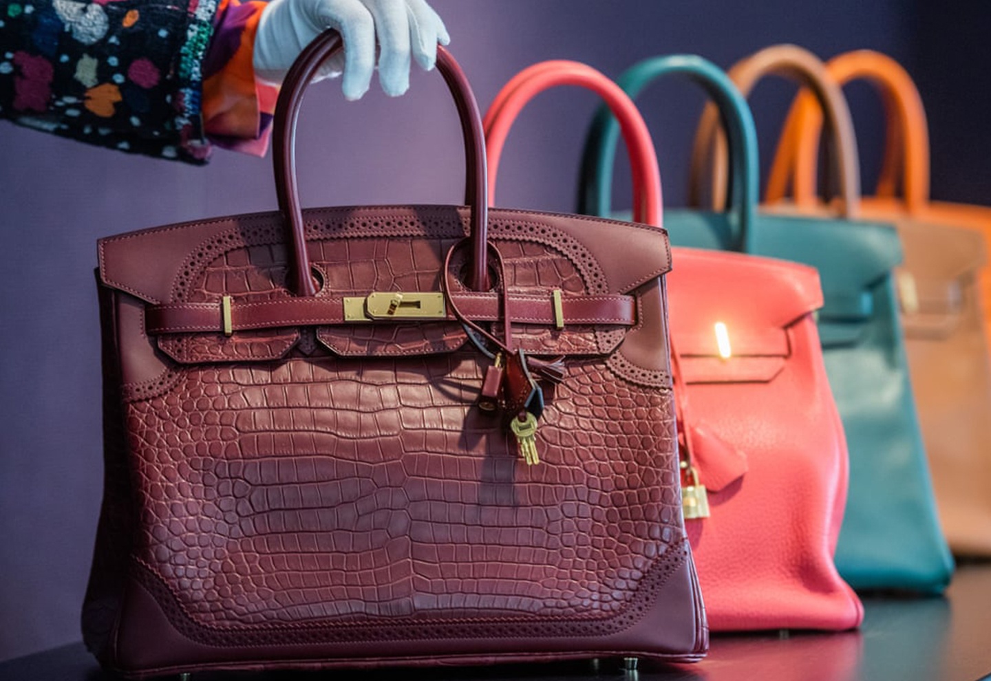 Co nen mua tui Hermes re hon nhieu lan tu toi pham bi bat? hinh anh