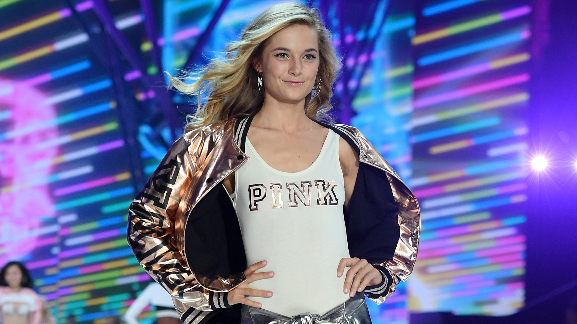 Nguoi mau Victoria's Secret bi lam dung tinh duc anh 2