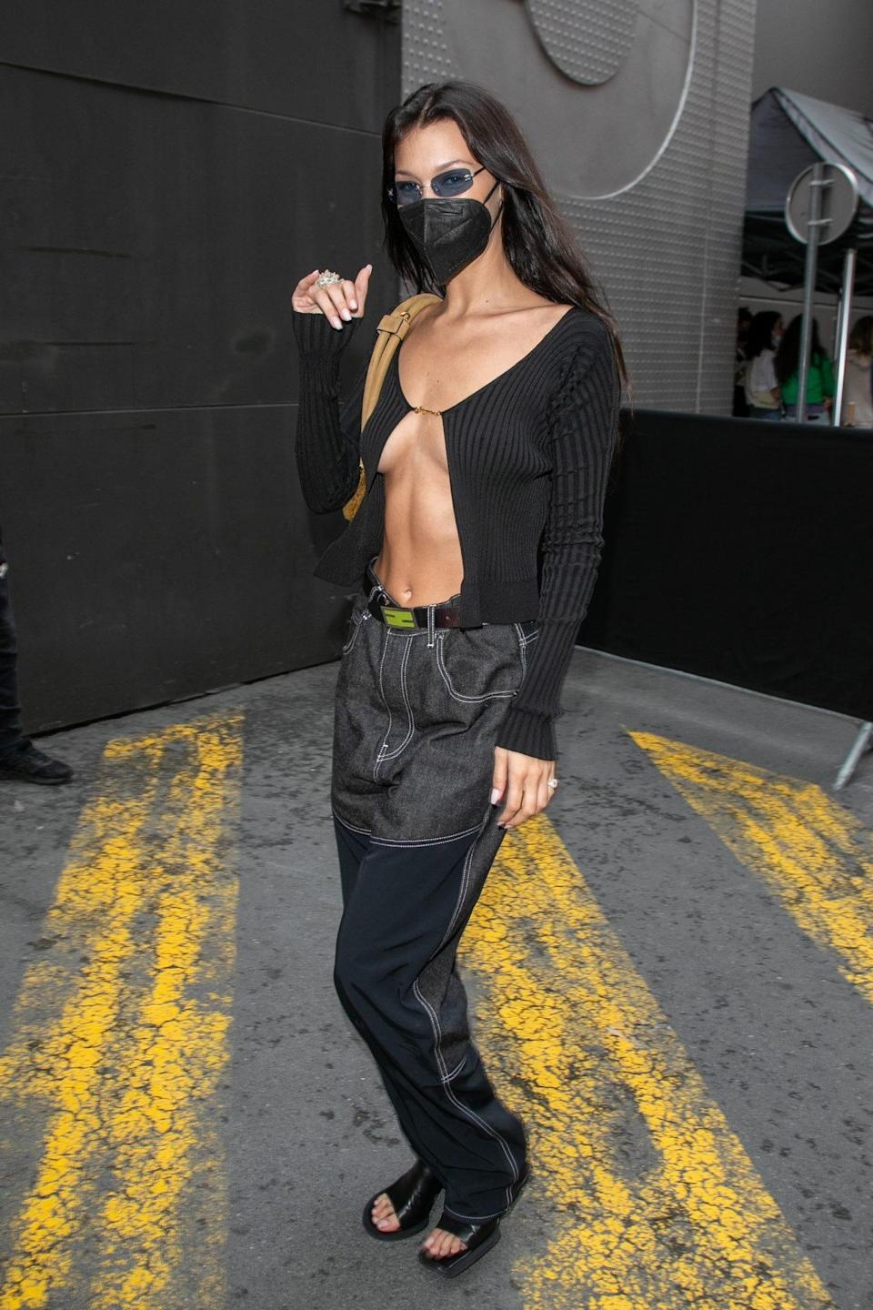 Bella Hadid mặc đồ hở bạo ảnh 1 Bella Hadid mac do ho bao anh 1