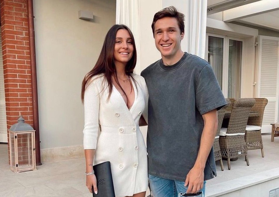 Cau thu Federico Chiesa ngoai doi an mac the nao? hinh anh