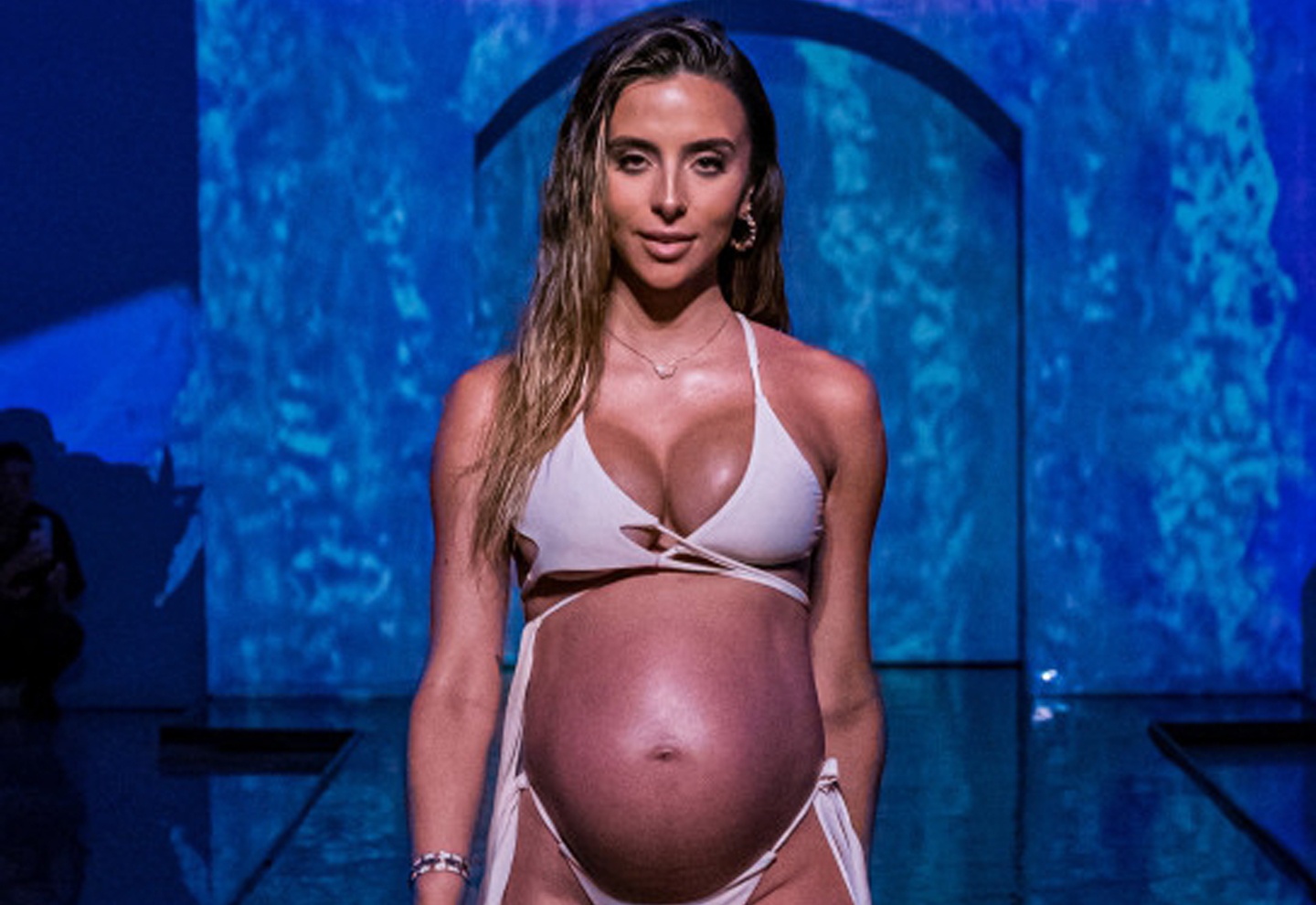 Nguoi mau mang thai 8 thang dien thoi trang hinh anh