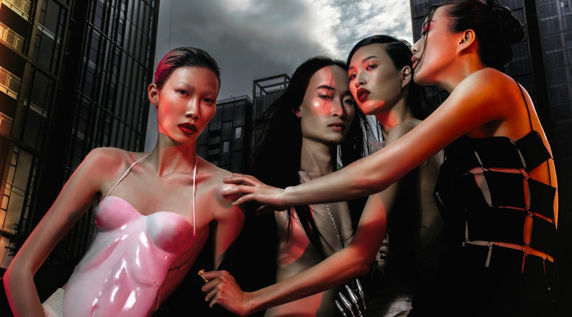 Nguoi mau Viet bi miet thi ngoai hinh hinh anh