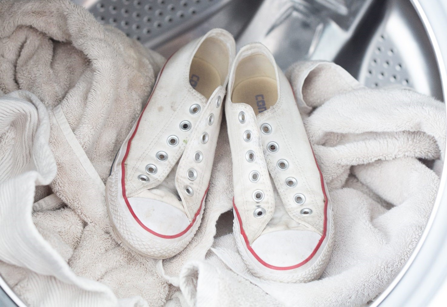 Co gai gay tranh cai khi ve sinh giay bang hoa chat nhuom nau da hinh anh