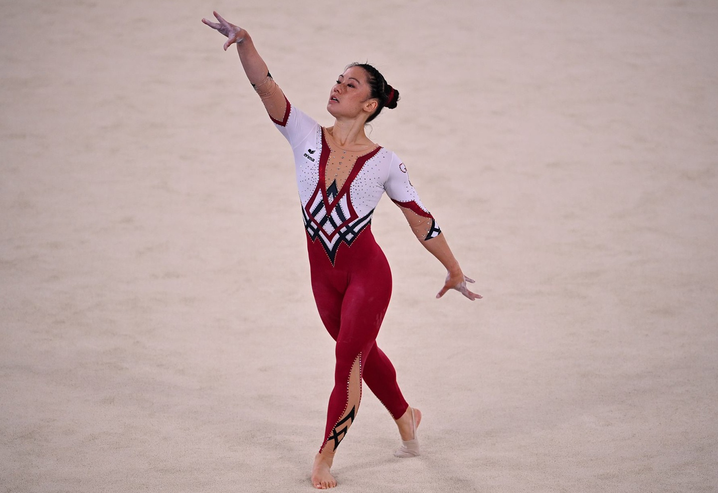 Van dong vien goc Viet mac trang phuc che kin co the o Olympic hinh anh