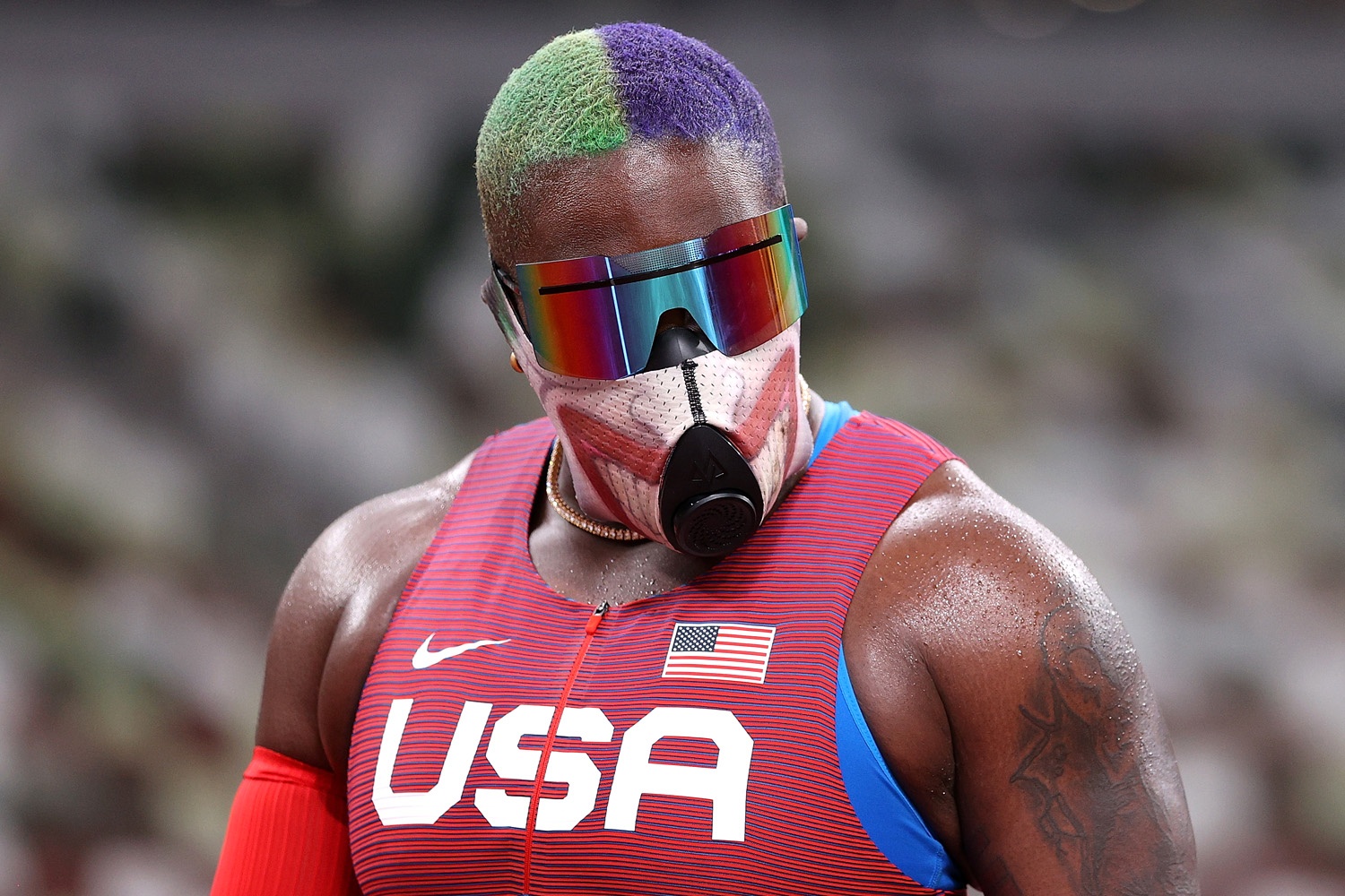 Van dong vien My deo khau trang hinh Joker hinh anh