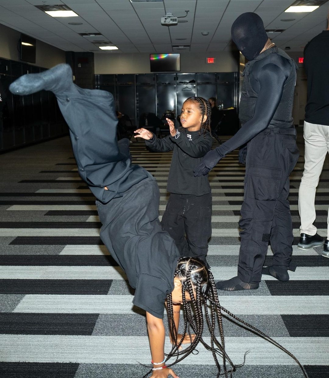 Tinh duc hoa tren trang phuc anh 2