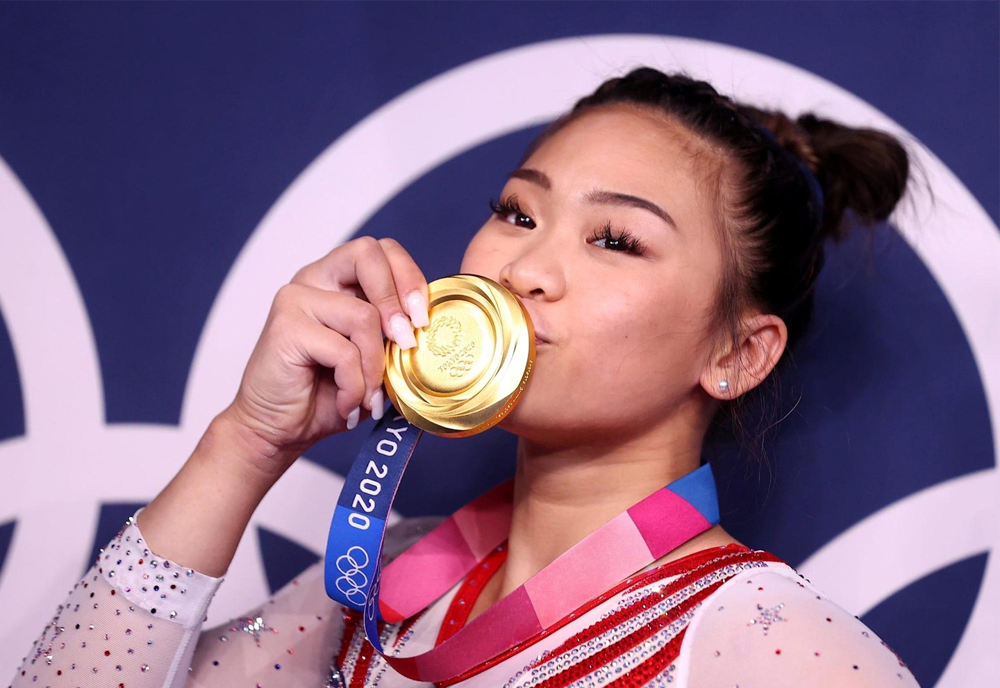 Vi sao nu van dong vien phai deo mong tay gia o Olympic Tokyo? hinh anh