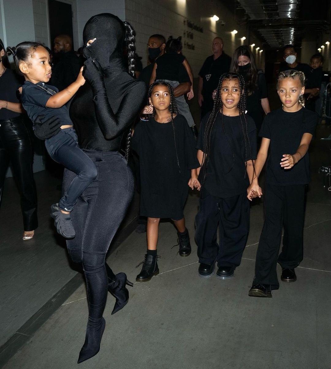 Tinh duc hoa tren trang phuc anh 1