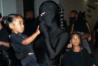 Kim Kardashian mac do trum kin dau hinh anh