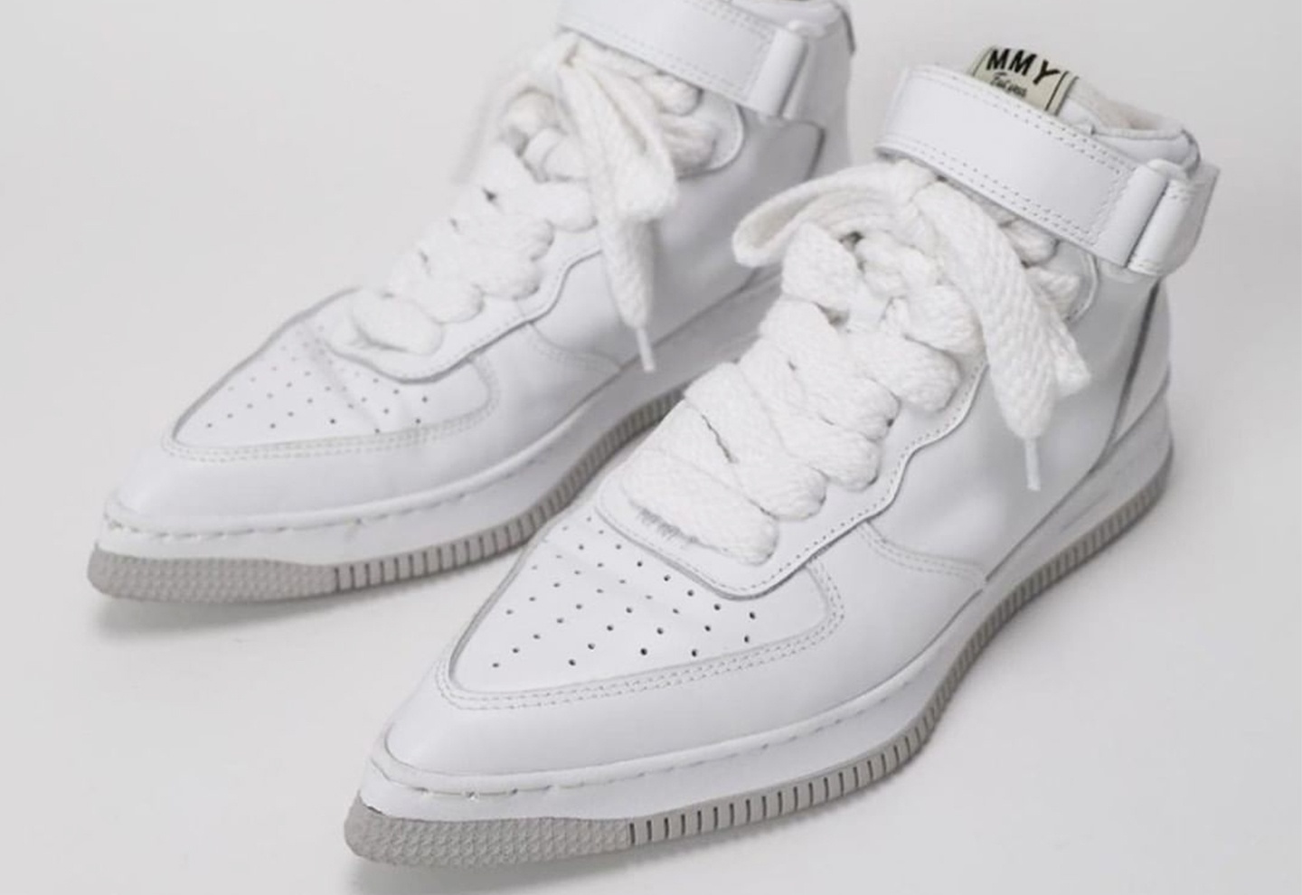 Giay Nike mui nhon bi che trong quai di hinh anh