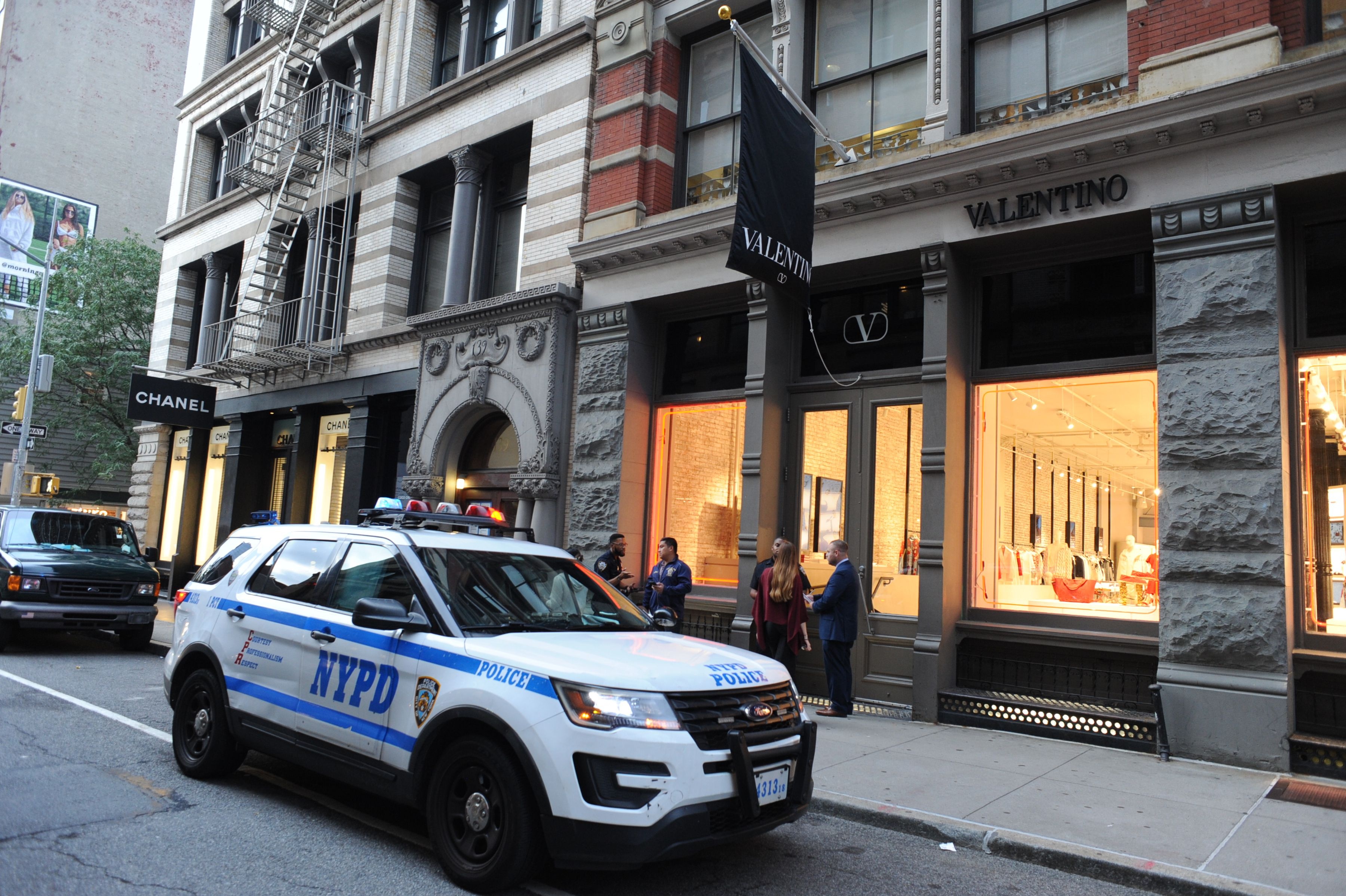 Cua hang Valentino bi trom anh 1