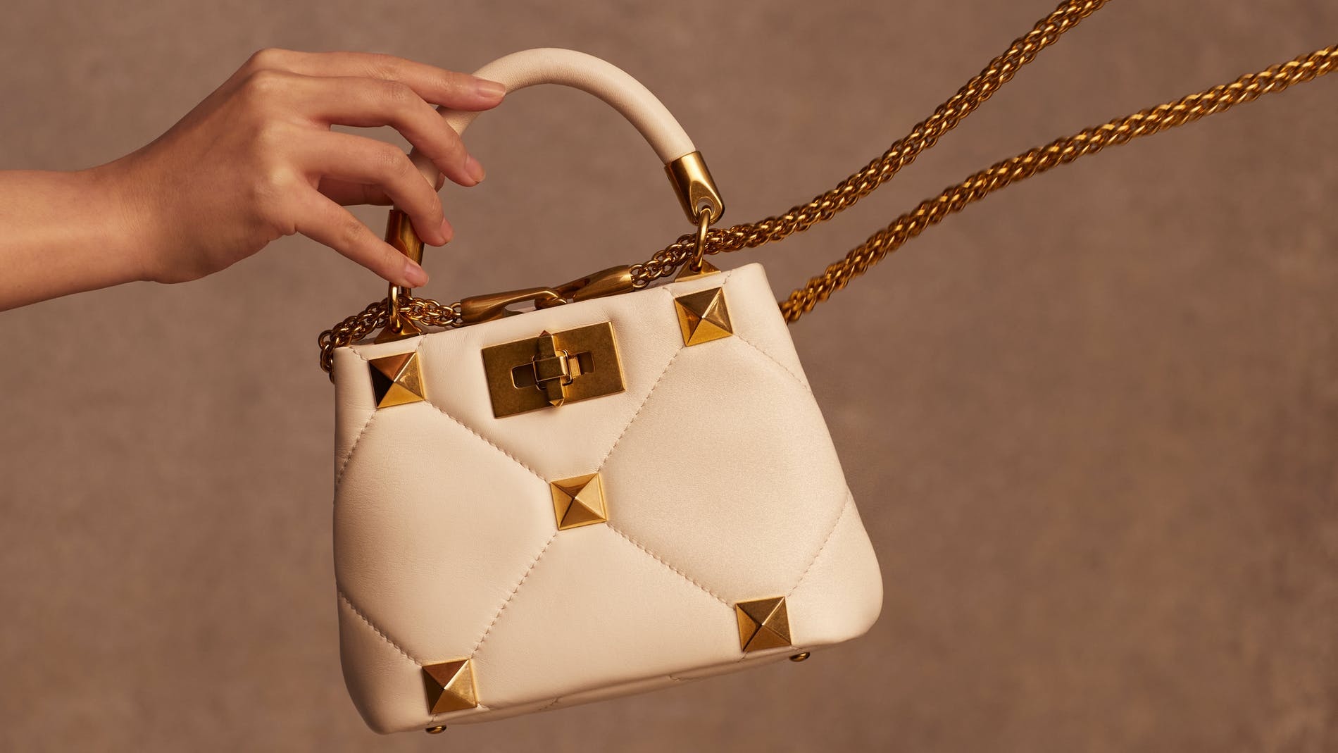 Cua hang Valentino bi trom anh 2