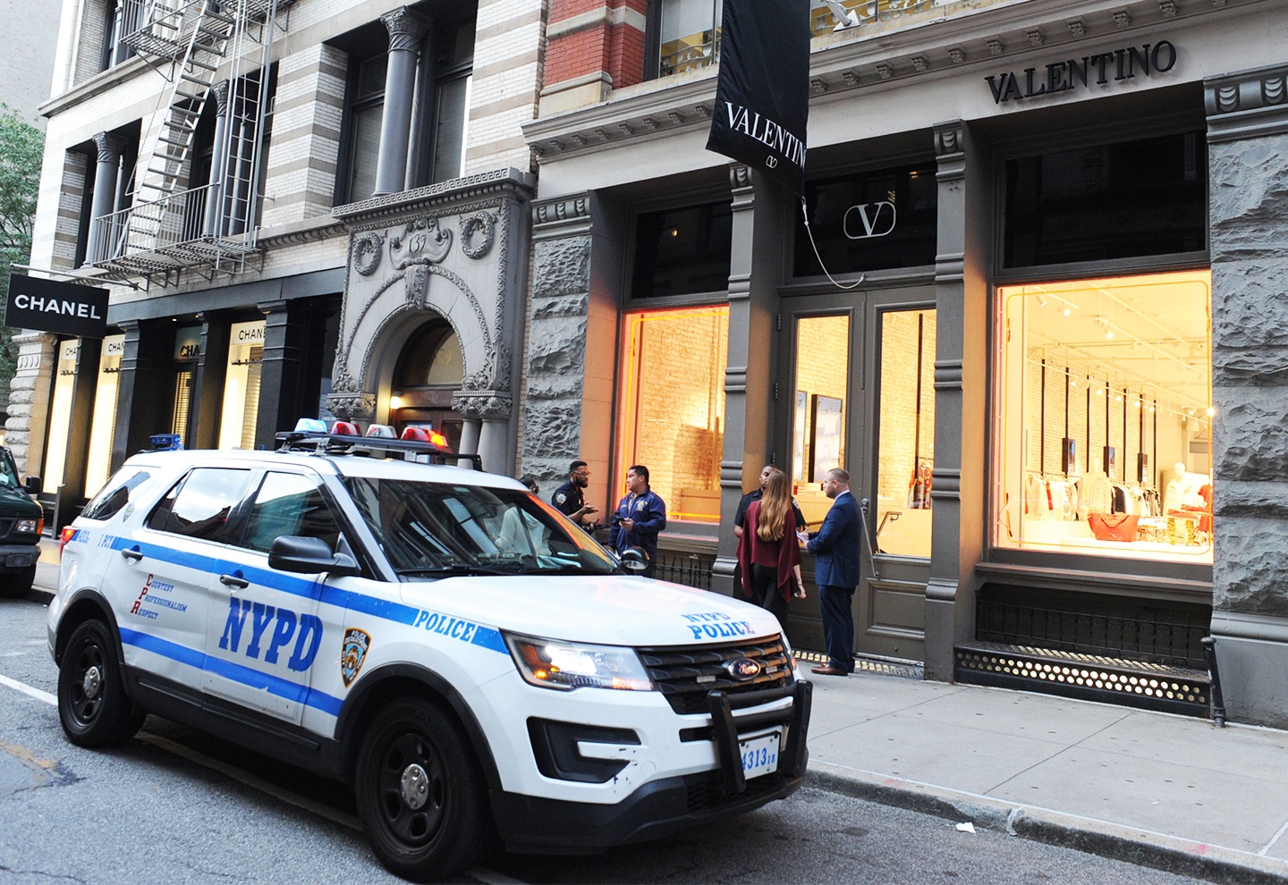 Cua hang Valentino bi cuop hinh anh