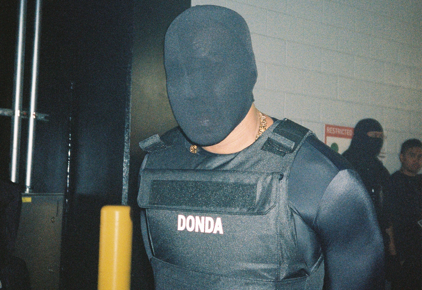 Ao chong dan cua Kanye West gia 20.000 USD hinh anh