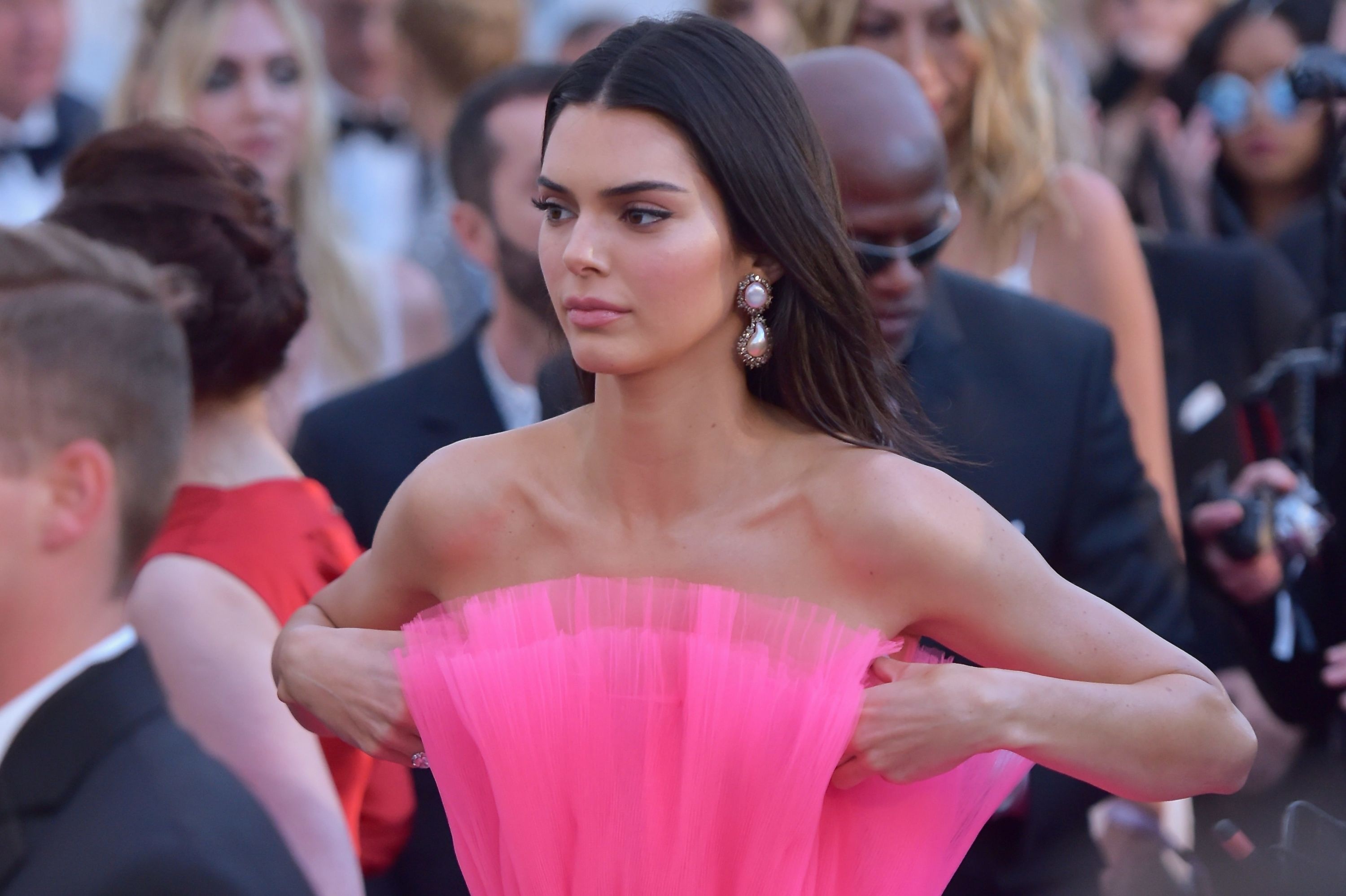Bieu cam do cung cua Kendall Jenner trong loat anh quang cao hinh anh