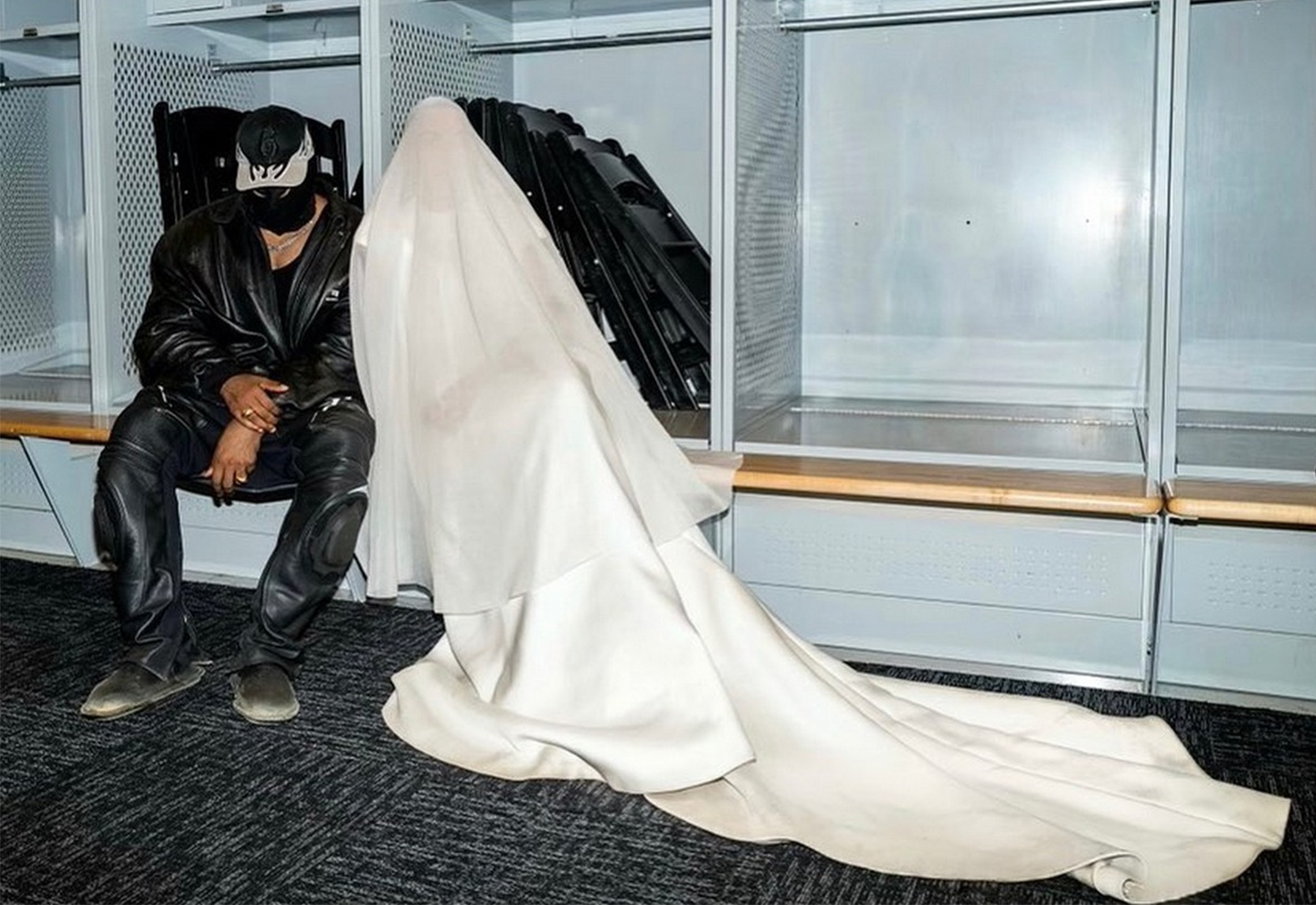 Ly do Kim Kardashian mac vay cuoi trong show cua Kanye West hinh anh