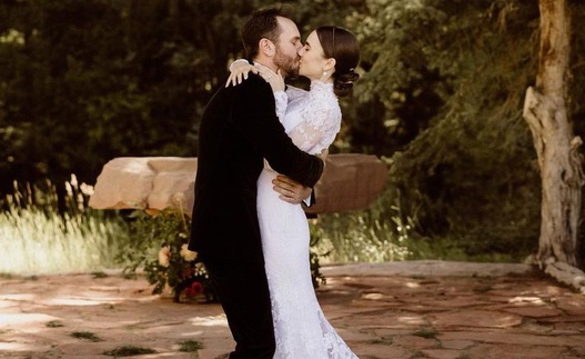 Vay cuoi co tich cua Lily Collins hinh anh