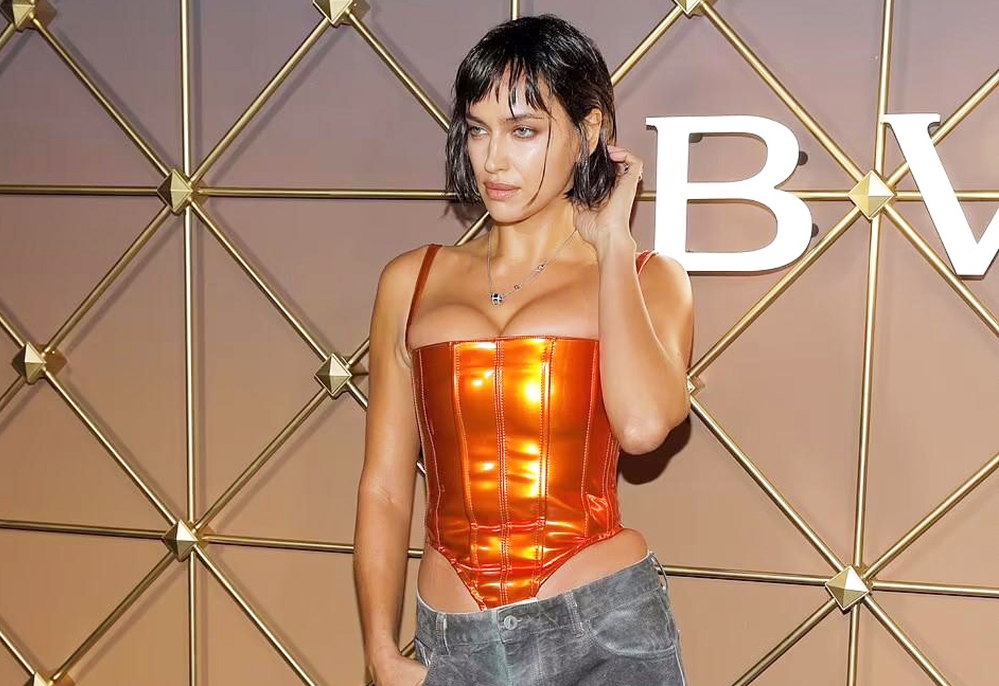 Irina Shayk dien ao corset hinh anh