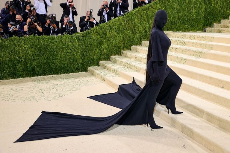 Kim Kardashian mặc đồ trùm kín đầu ảnh 1 Kim Kardashian mac do trum kin dau anh 1