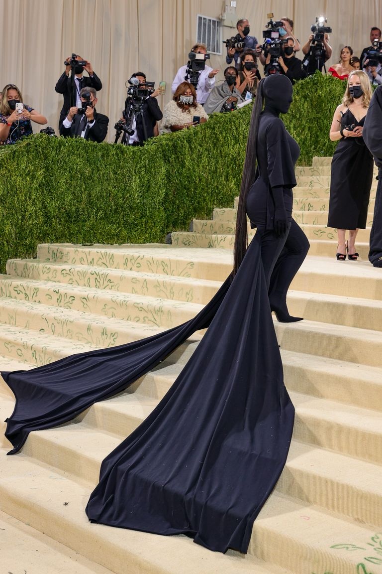 Kim Kardashian mặc đồ trùm kín đầu ảnh 2 Kim Kardashian mac do trum kin dau anh 2