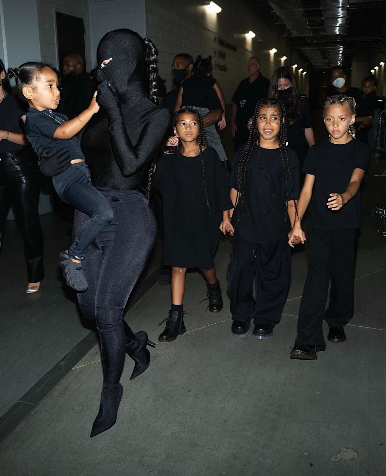Kim Kardashian mặc đồ trùm kín đầu ảnh 3 Kim Kardashian mac do trum kin dau anh 3