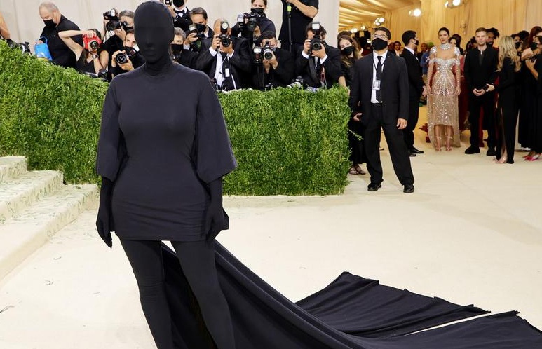 Kim Kardashian phu kin tu dau toi chan o Met Gala 2021 hinh anh