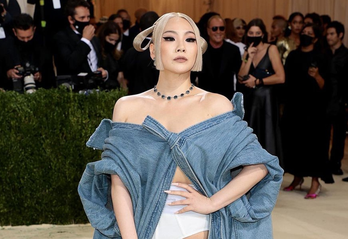 Dang sau trang phuc an tuong cua CL o Met Gala hinh anh