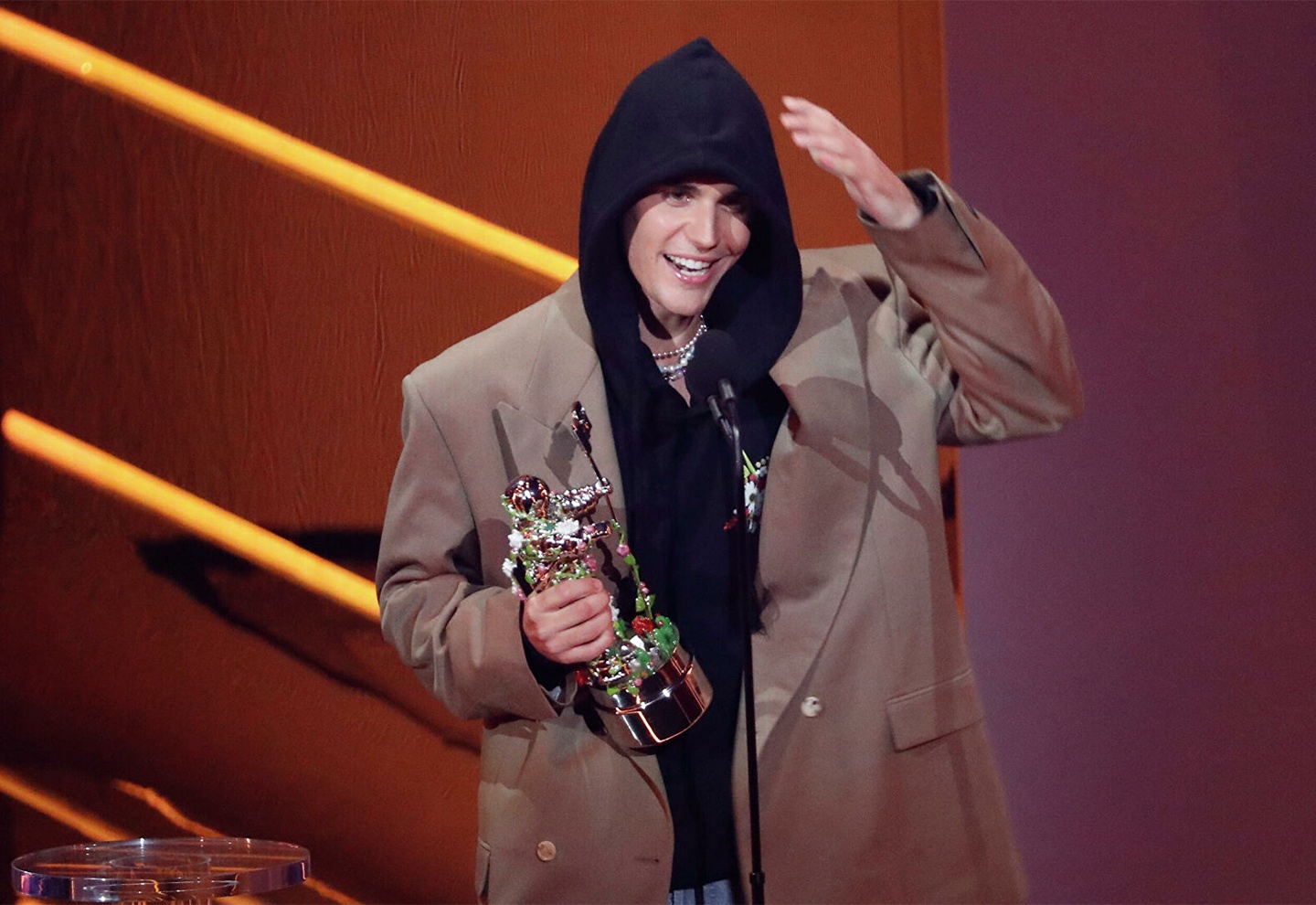 Justin Bieber lang xe xu huong mac hoodie cung blazer hinh anh