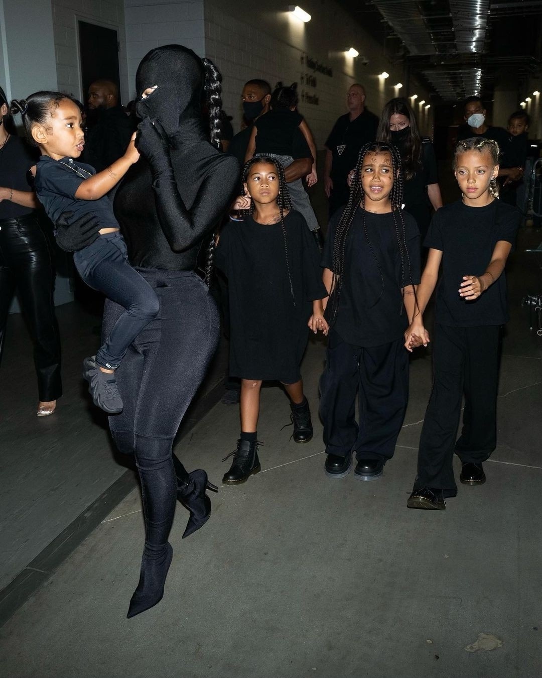 Mặc đồ giống Kim Kardashian  ảnh 4 Mac do giong Kim Kardashian anh 4