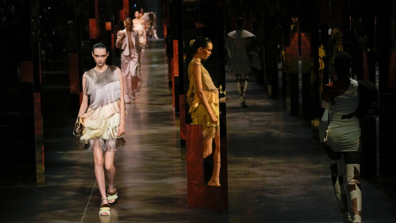 Show dien thoi trang Fendi anh 1