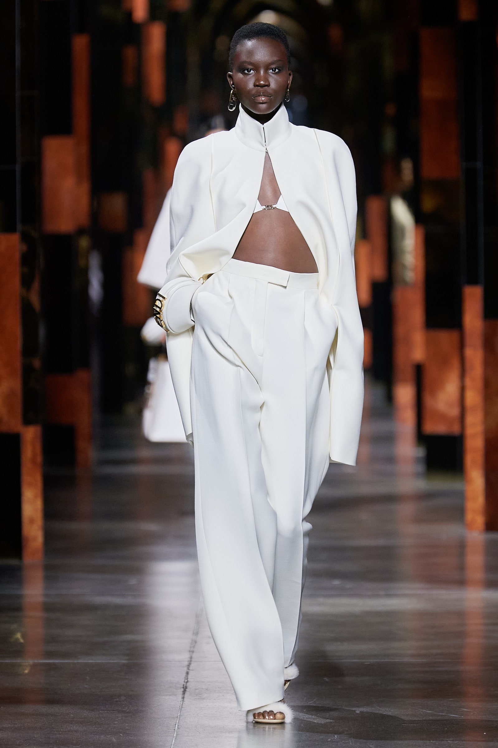 Show dien thoi trang Fendi anh 5