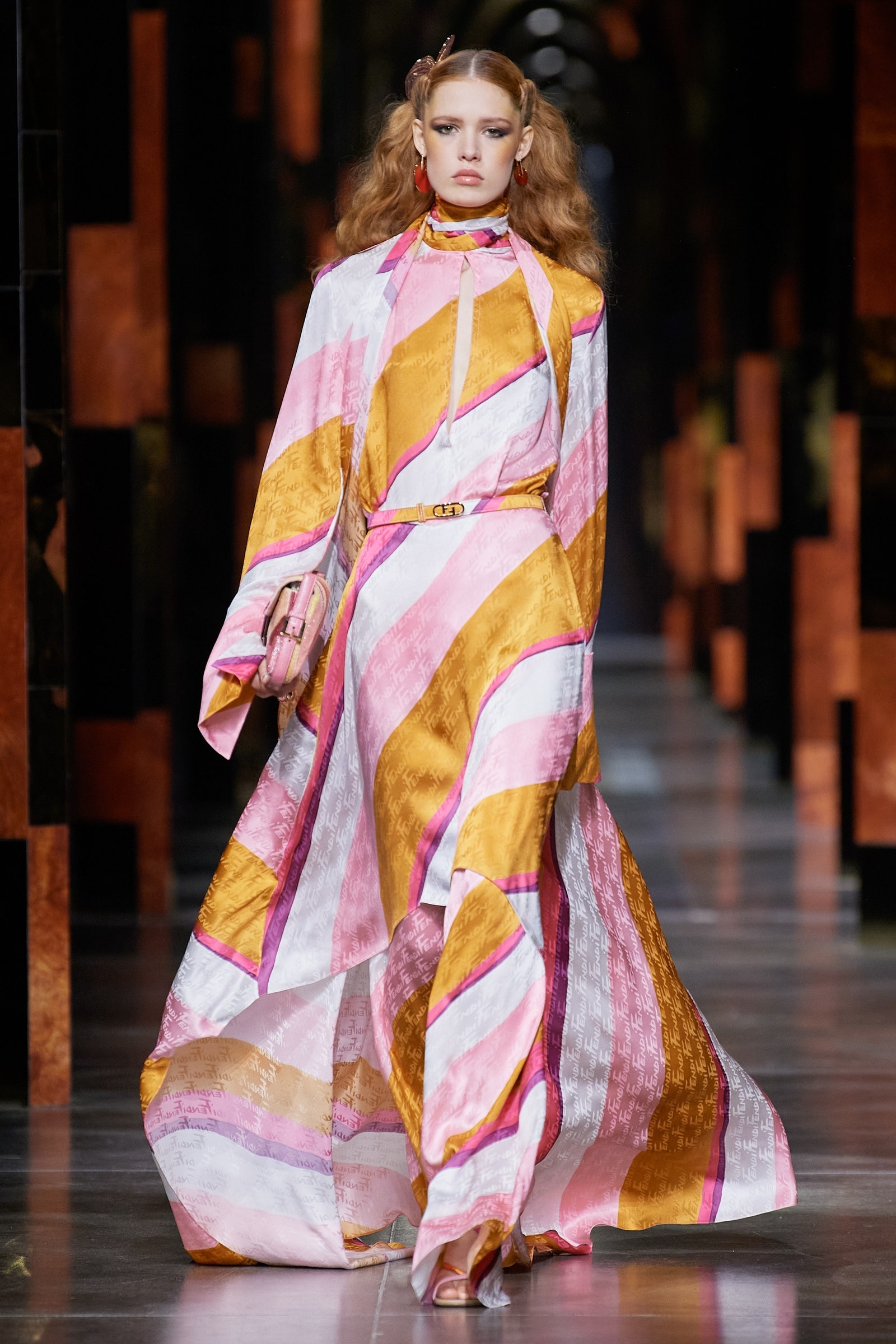 Show dien thoi trang Fendi anh 10