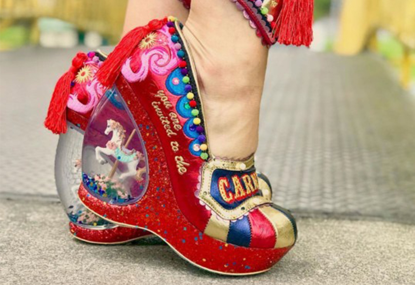 Nguoi phu nu mat 10 nam suu tam 500 doi giay hinh anh