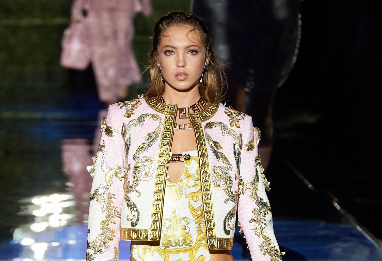 Su hoan doi giua Versace va Fendi hinh anh