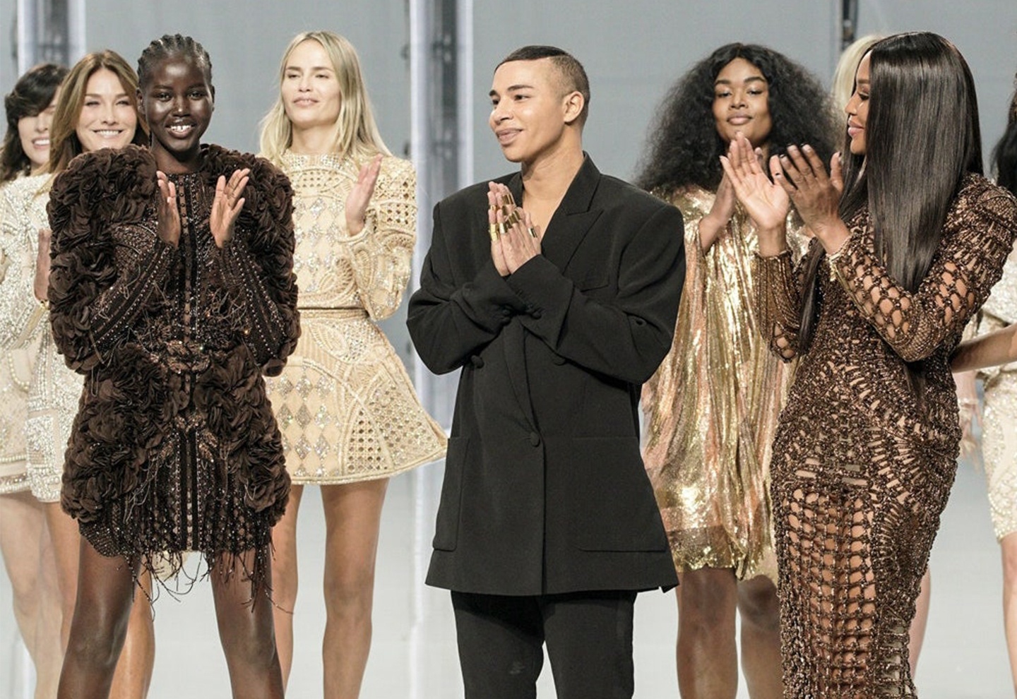 Diem dac biet trong show dien Balmain, Valentino hinh anh