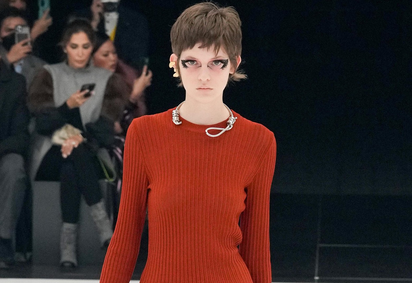 Show thoi trang cua Givenchy bi chi trich hinh anh