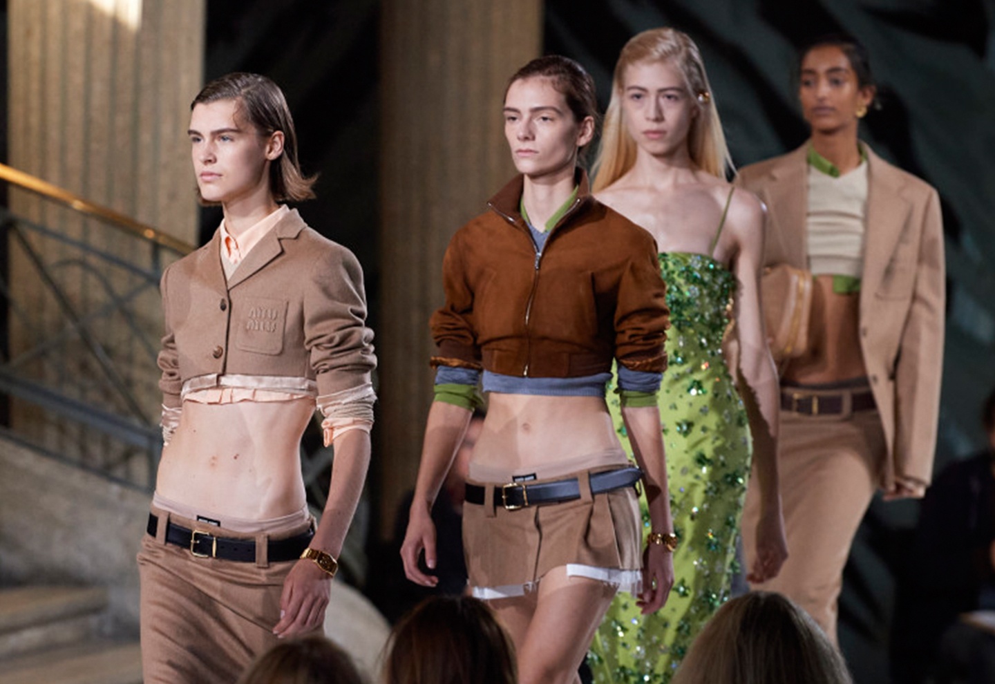 Phu nu van phong sau dai dich cua Miu Miu hinh anh